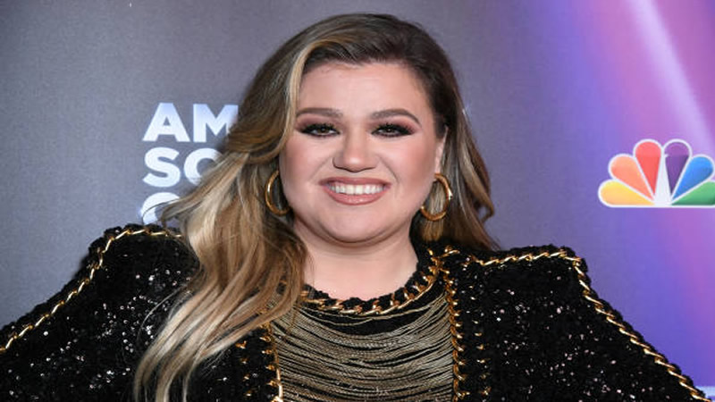 Single Mom Kelly Clarkson “Almost Broke Down” When Her Nanny Presented Gift In Honor Of Mother’s Day: “I Literally Almost Cried